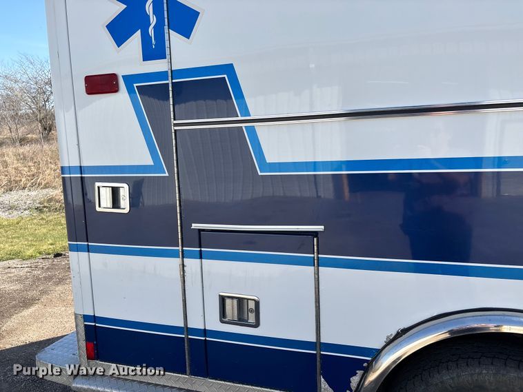image for item FI0860 2001 Ford E450 ambulance