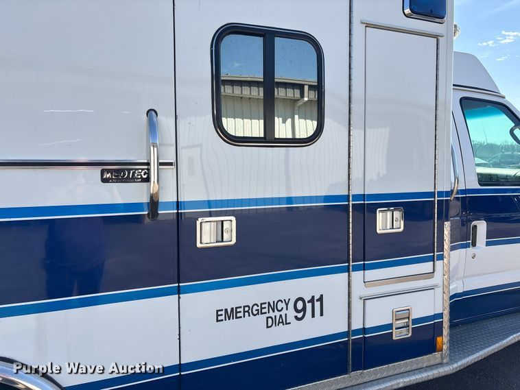 image for item FI0860 2001 Ford E450 ambulance