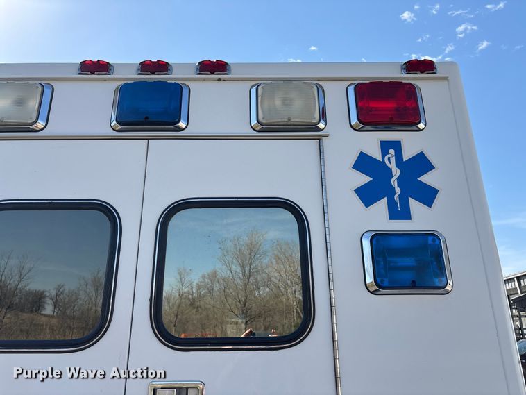 image for item FI0860 2001 Ford E450 ambulance