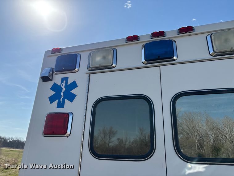 image for item FI0860 2001 Ford E450 ambulance