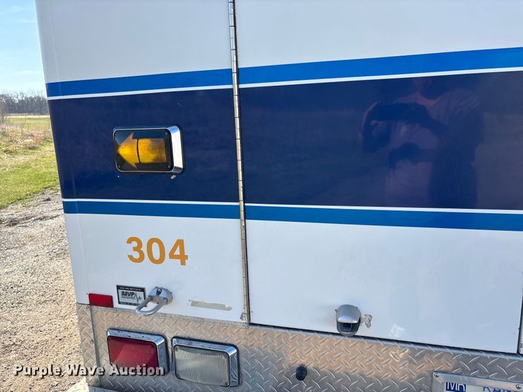 image for item FI0860 2001 Ford E450 ambulance