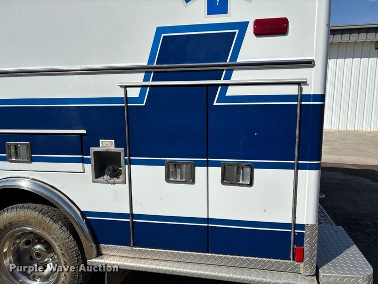 image for item FI0860 2001 Ford E450 ambulance