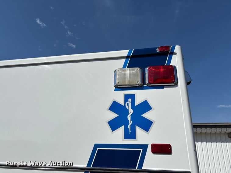 image for item FI0860 2001 Ford E450 ambulance