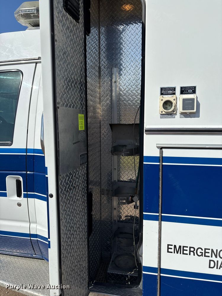 image for item FI0860 2001 Ford E450 ambulance