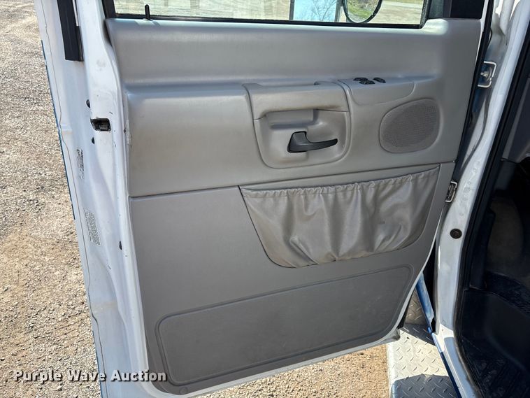 image for item FI0860 2001 Ford E450 ambulance