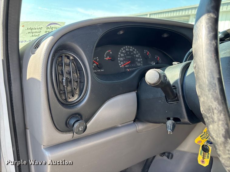 image for item FI0860 2001 Ford E450 ambulance