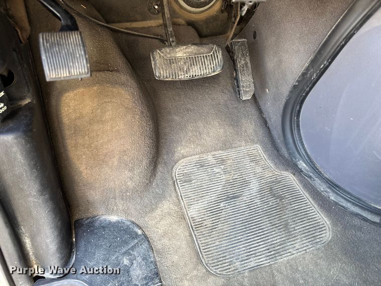 image for item FI0860 2001 Ford E450 ambulance