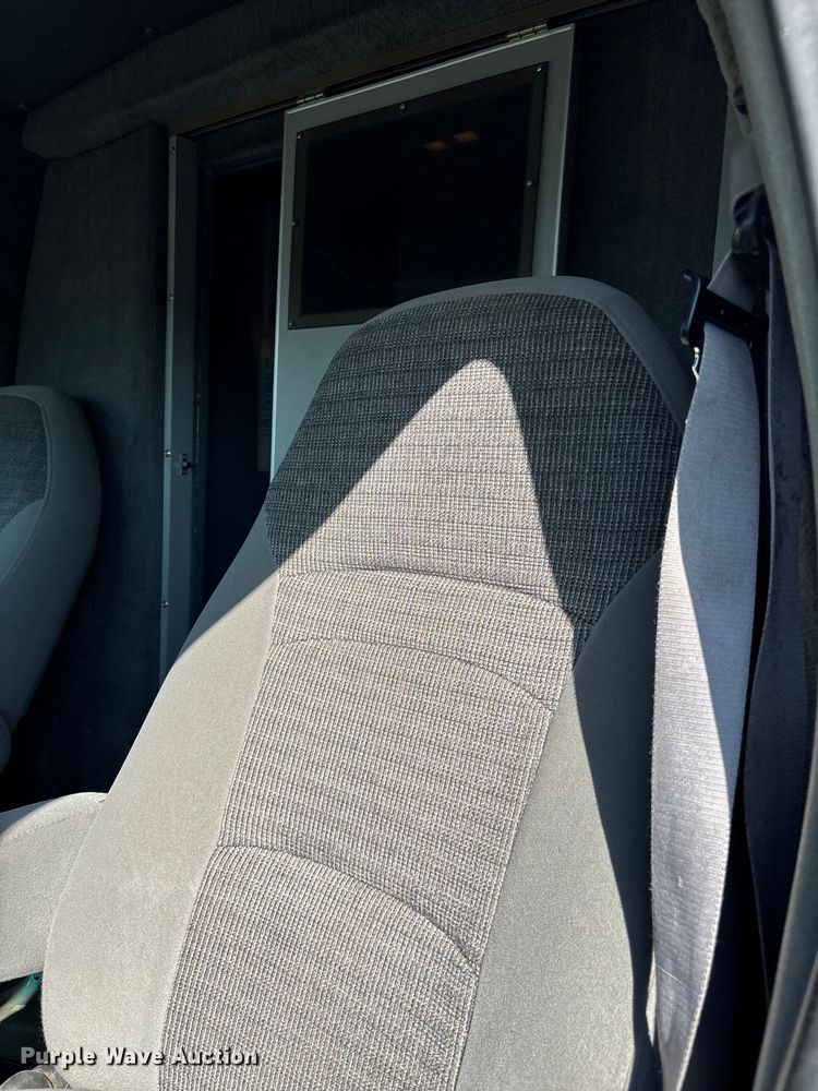 image for item FI0860 2001 Ford E450 ambulance