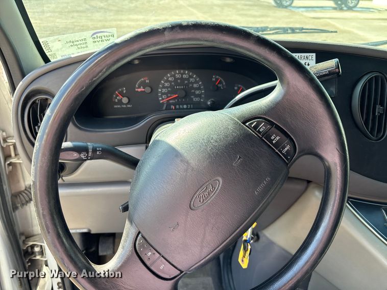 image for item FI0860 2001 Ford E450 ambulance