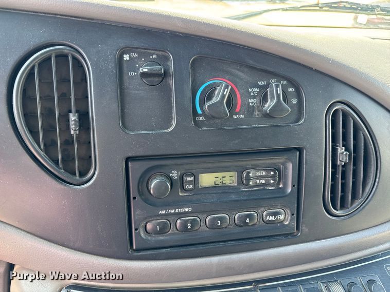 image for item FI0860 2001 Ford E450 ambulance