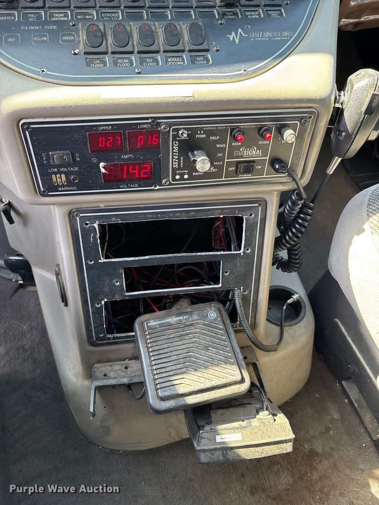 image for item FI0860 2001 Ford E450 ambulance