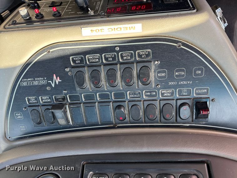 image for item FI0860 2001 Ford E450 ambulance