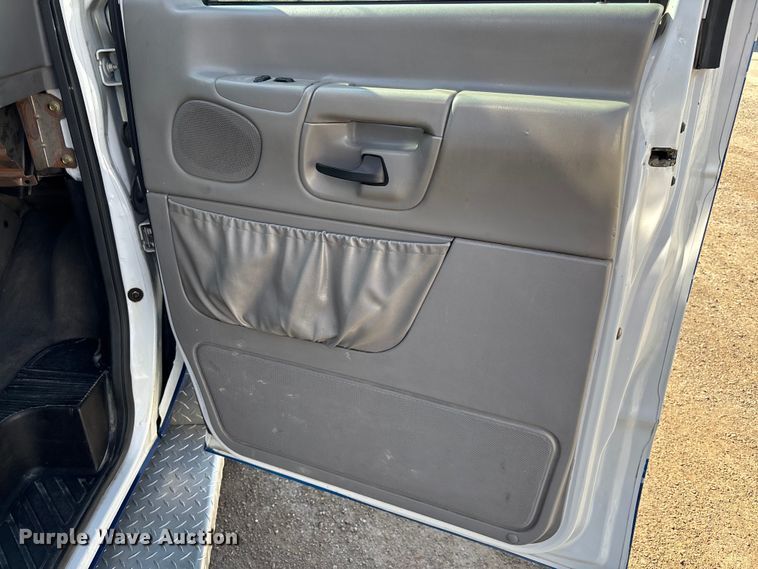 image for item FI0860 2001 Ford E450 ambulance