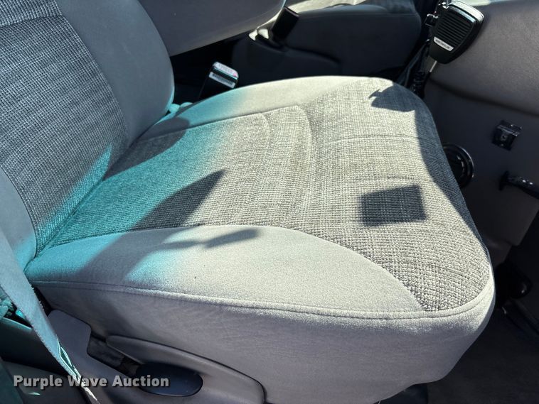 image for item FI0860 2001 Ford E450 ambulance