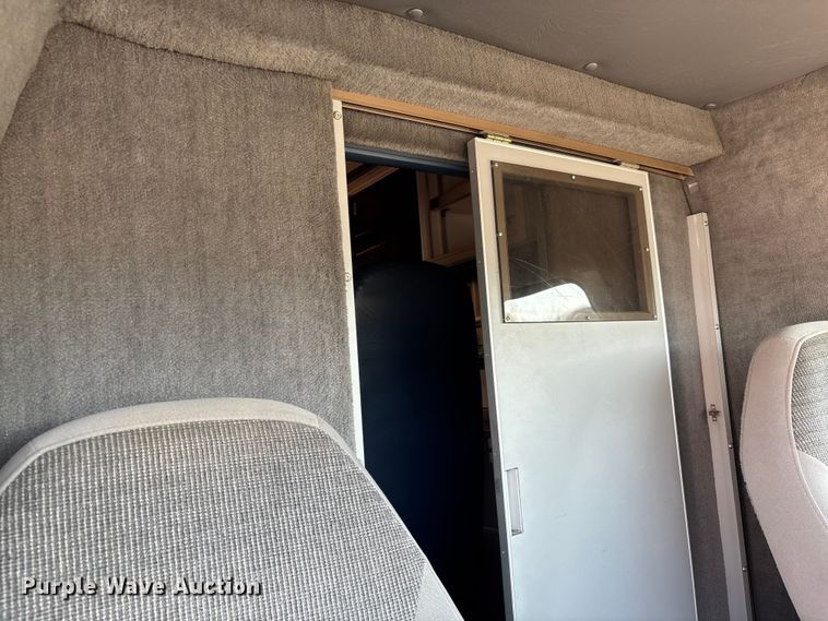 image for item FI0860 2001 Ford E450 ambulance