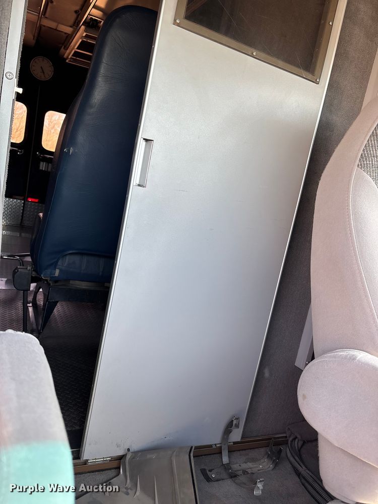 image for item FI0860 2001 Ford E450 ambulance