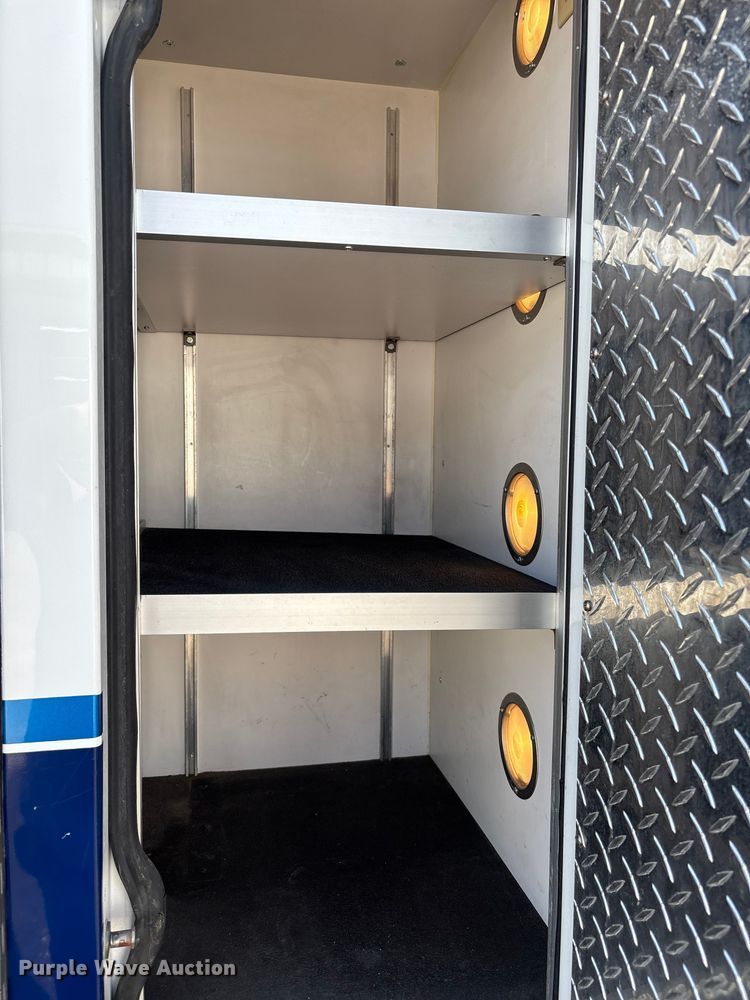 image for item FI0860 2001 Ford E450 ambulance