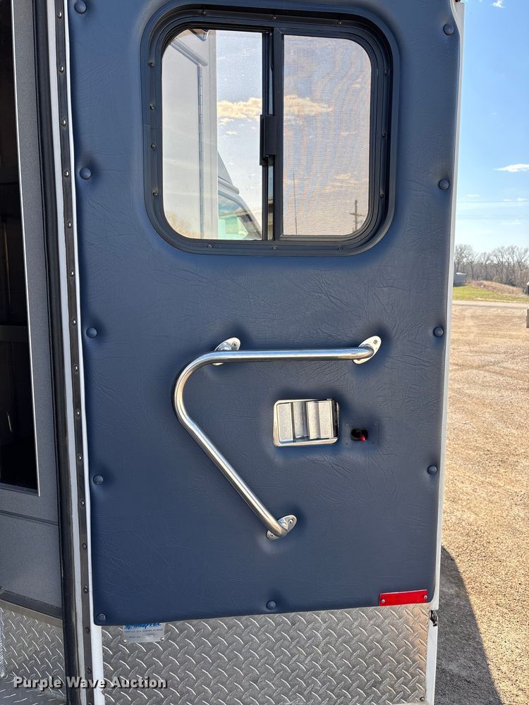 image for item FI0860 2001 Ford E450 ambulance