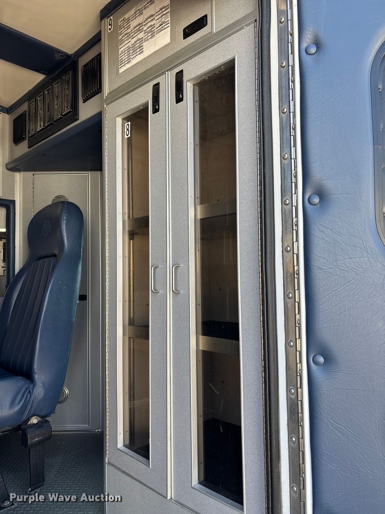 image for item FI0860 2001 Ford E450 ambulance