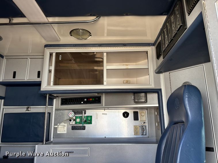 image for item FI0860 2001 Ford E450 ambulance