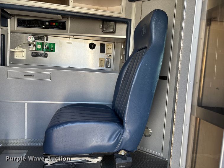 image for item FI0860 2001 Ford E450 ambulance