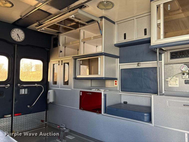 image for item FI0860 2001 Ford E450 ambulance