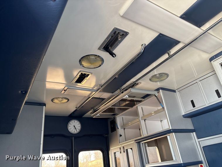 image for item FI0860 2001 Ford E450 ambulance