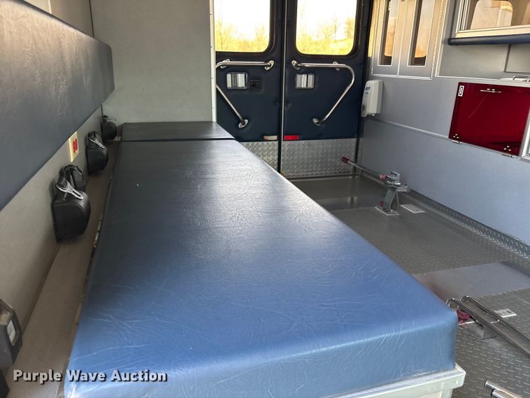 image for item FI0860 2001 Ford E450 ambulance