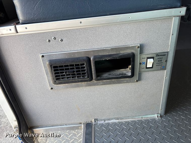 image for item FI0860 2001 Ford E450 ambulance