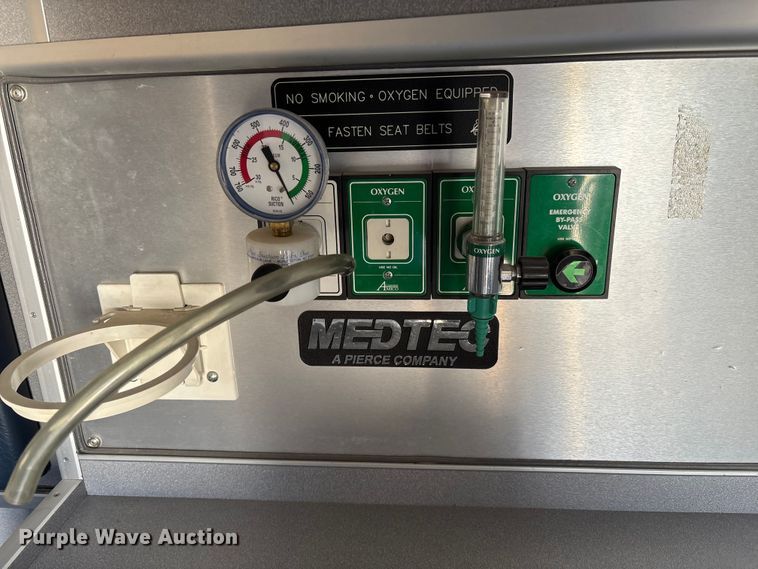 image for item FI0860 2001 Ford E450 ambulance