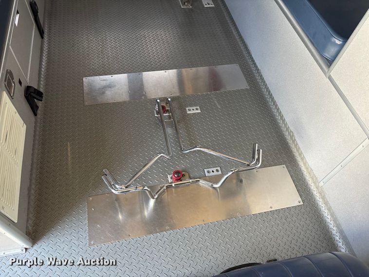 image for item FI0860 2001 Ford E450 ambulance