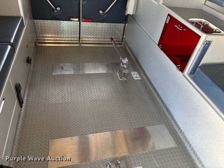 image for item FI0860 2001 Ford E450 ambulance