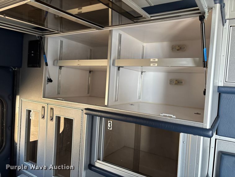 image for item FI0860 2001 Ford E450 ambulance