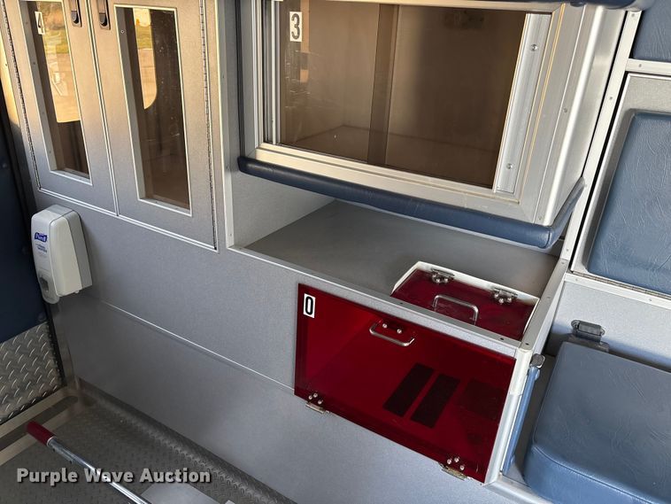 image for item FI0860 2001 Ford E450 ambulance