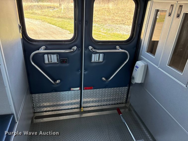 image for item FI0860 2001 Ford E450 ambulance