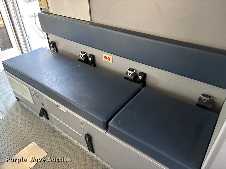 image for item FI0860 2001 Ford E450 ambulance