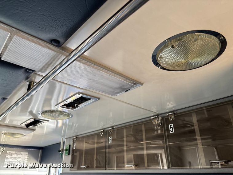 image for item FI0860 2001 Ford E450 ambulance