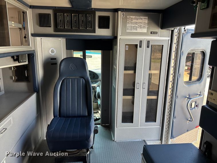 image for item FI0860 2001 Ford E450 ambulance