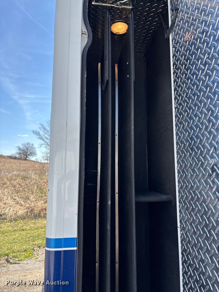 image for item FI0860 2001 Ford E450 ambulance