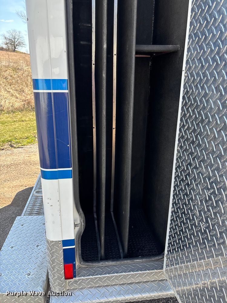 image for item FI0860 2001 Ford E450 ambulance