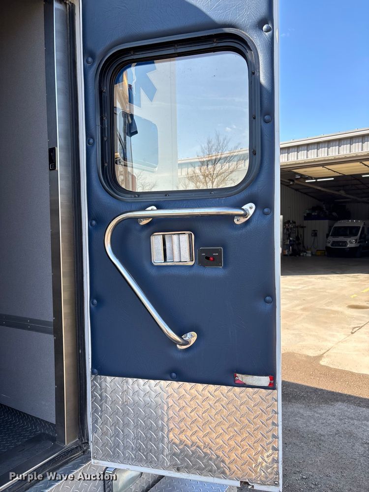 image for item FI0860 2001 Ford E450 ambulance