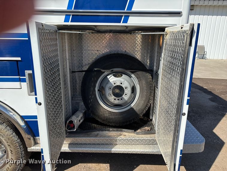 image for item FI0860 2001 Ford E450 ambulance