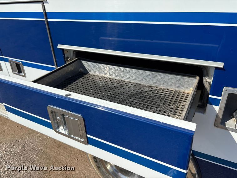 image for item FI0860 2001 Ford E450 ambulance