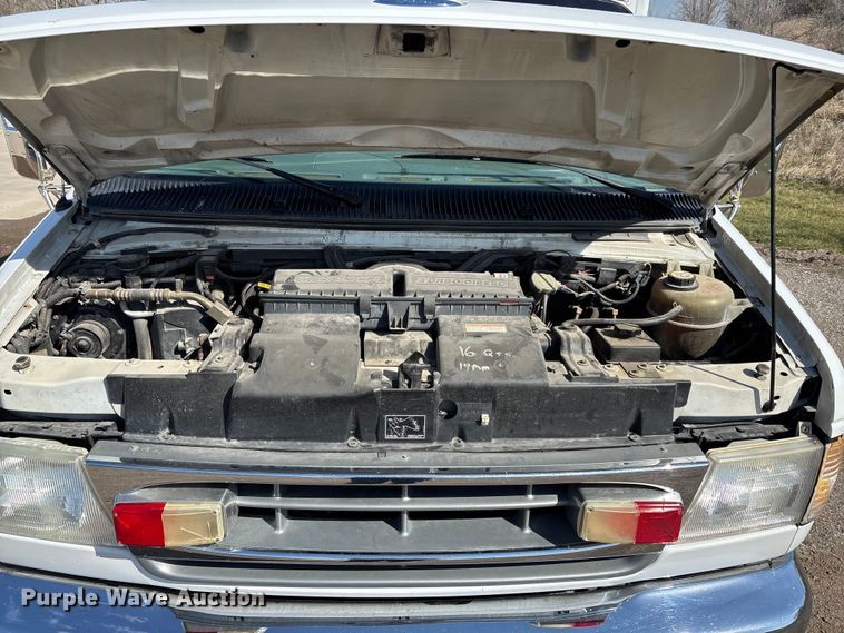 image for item FI0860 2001 Ford E450 ambulance