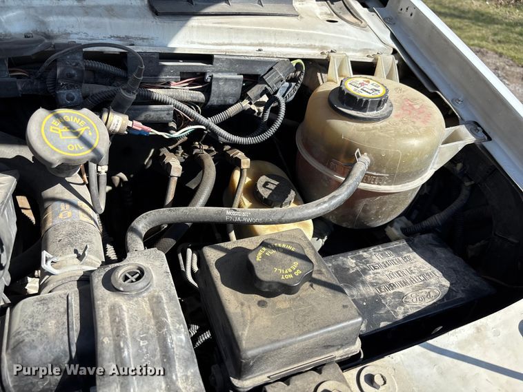 image for item FI0860 2001 Ford E450 ambulance