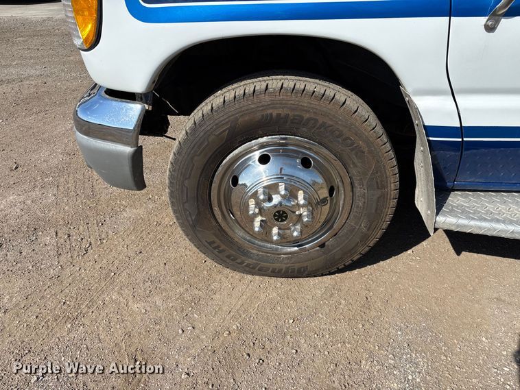 image for item FI0860 2001 Ford E450 ambulance