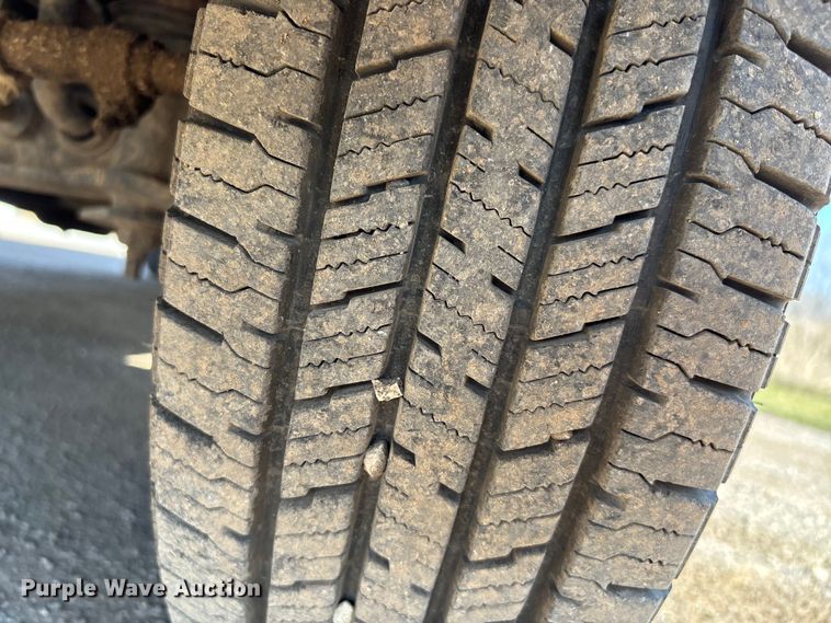 image for item FI0860 2001 Ford E450 ambulance