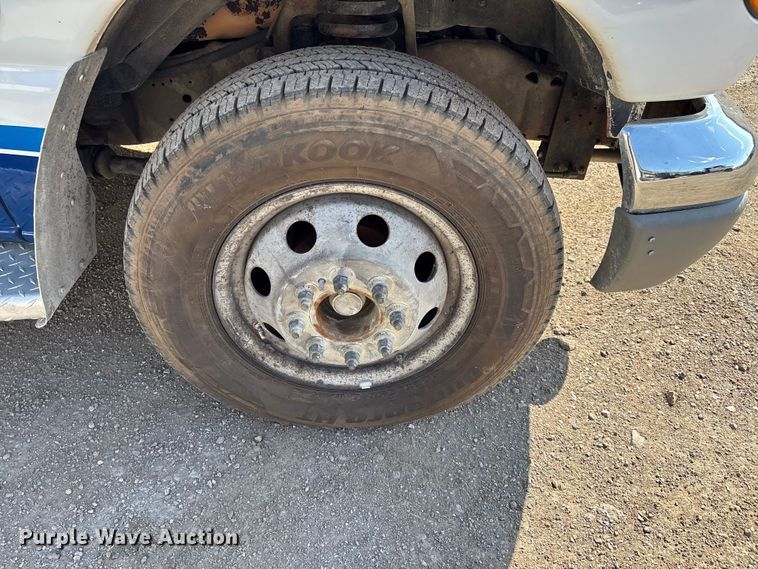 image for item FI0860 2001 Ford E450 ambulance