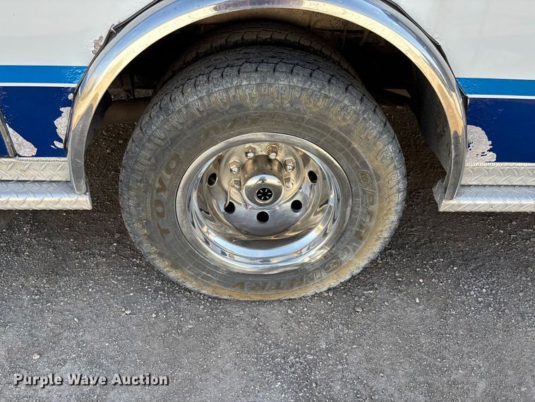 image for item FI0860 2001 Ford E450 ambulance