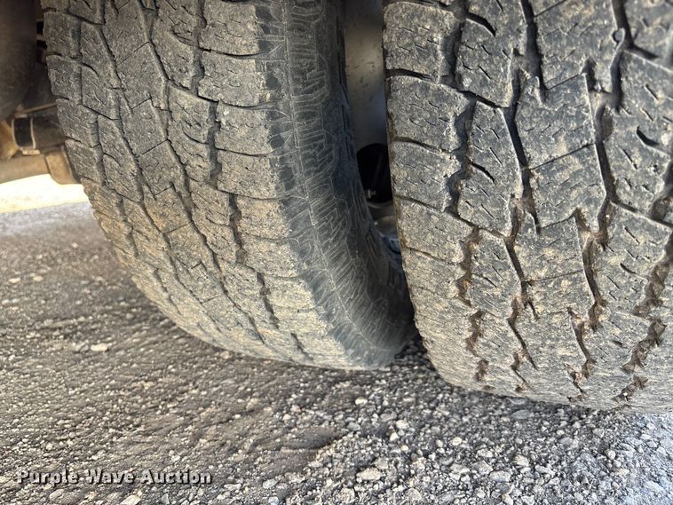 image for item FI0860 2001 Ford E450 ambulance